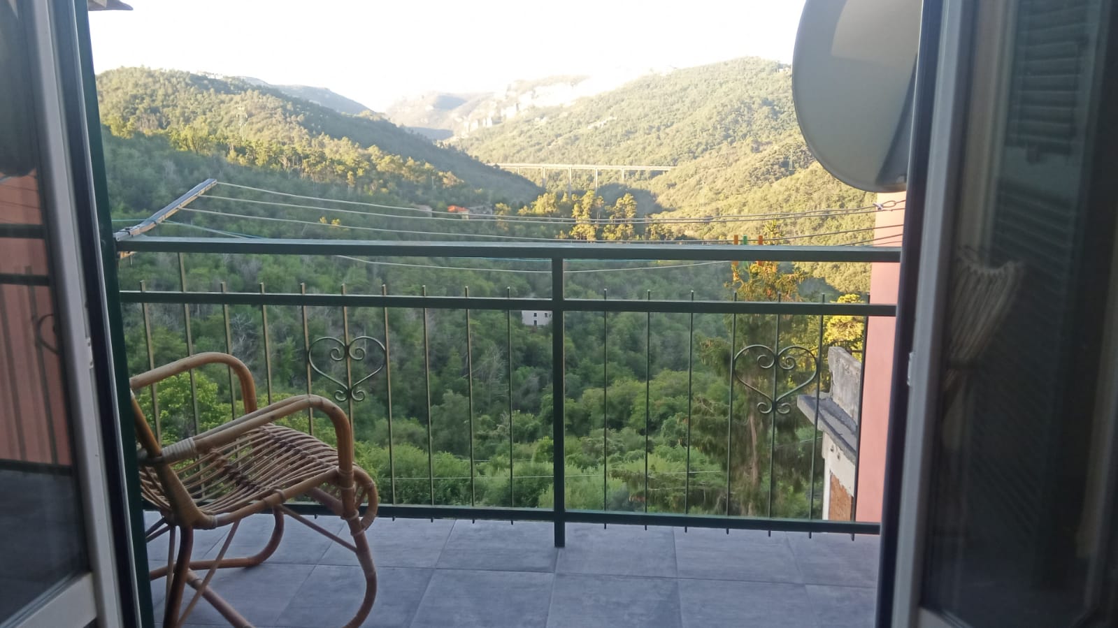 Balkon s výhledem na ligurské kopce