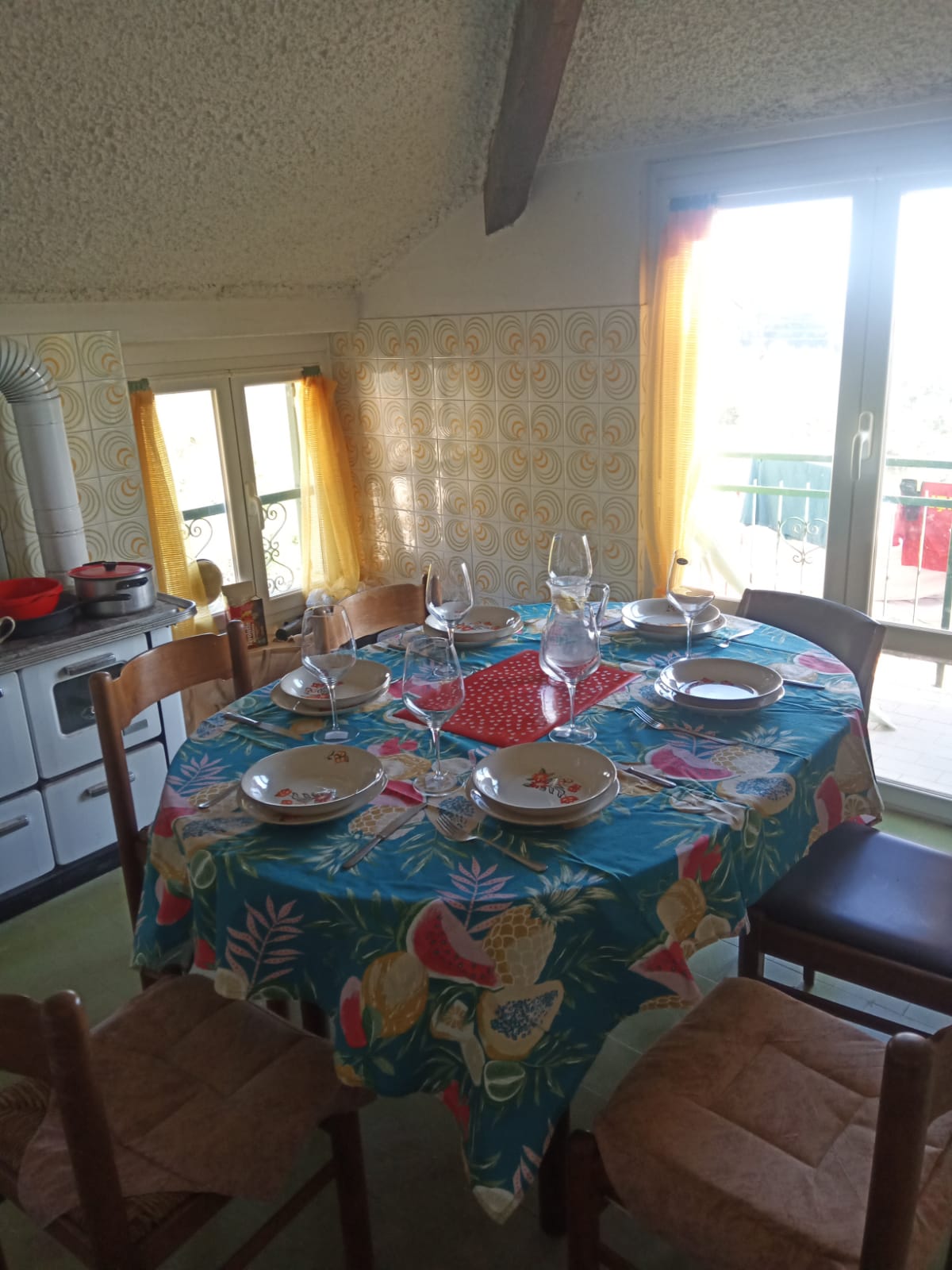 Kuchyň a jídelna v apartmánu